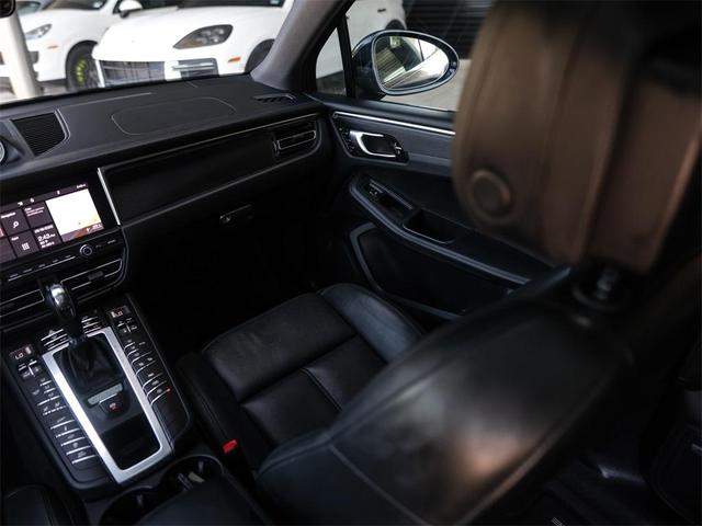 Photo of 2021 Night Blue Metallic Porsche Macan