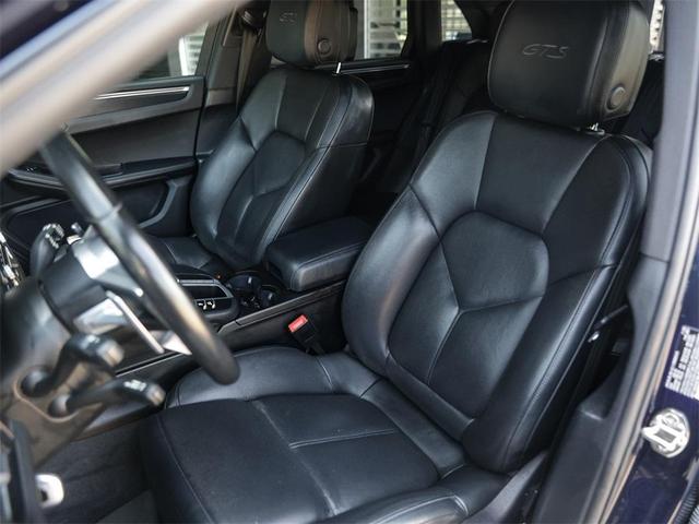 Photo of 2021 Night Blue Metallic Porsche Macan