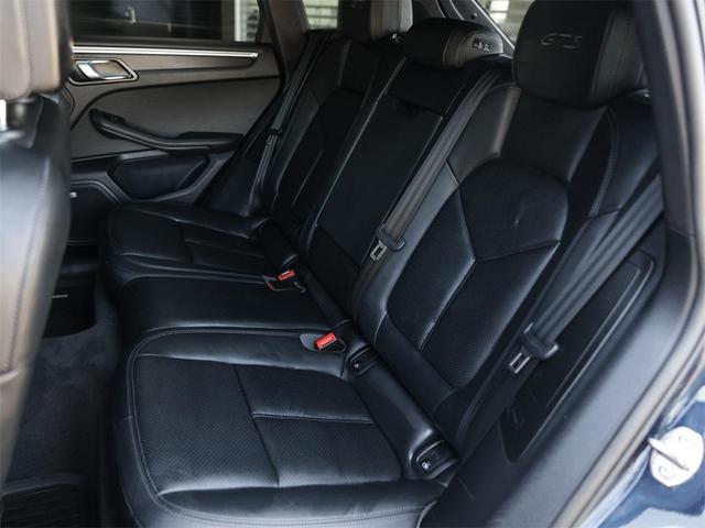 Photo of 2021 Night Blue Metallic Porsche Macan