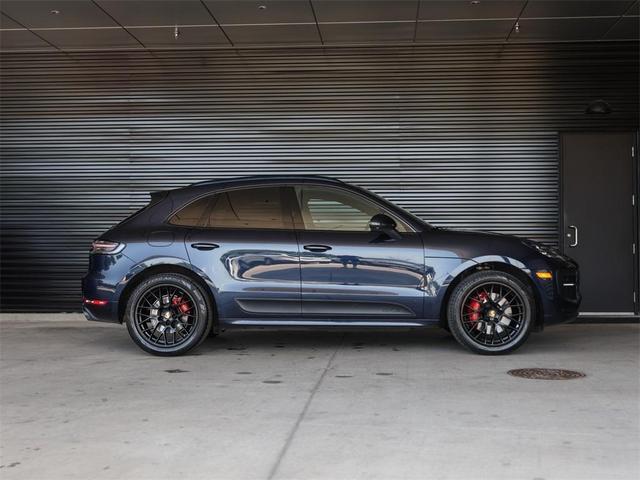 Photo of 2021 Night Blue Metallic Porsche Macan