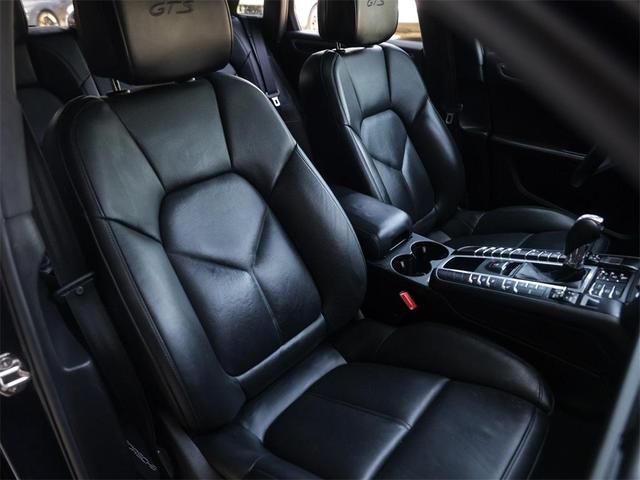 Photo of 2021 Night Blue Metallic Porsche Macan