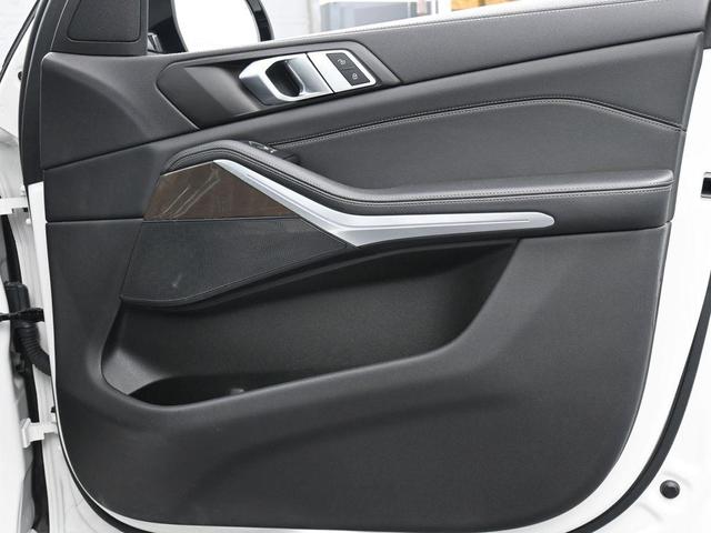 Photo of 2022 Mineral White Metallic BMW X5