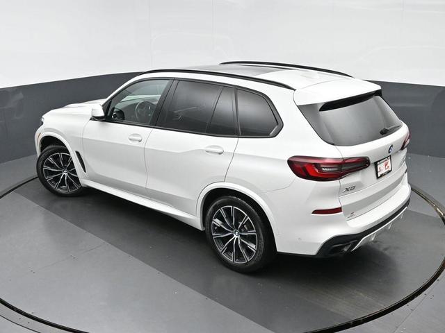 Photo of 2022 Mineral White Metallic BMW X5