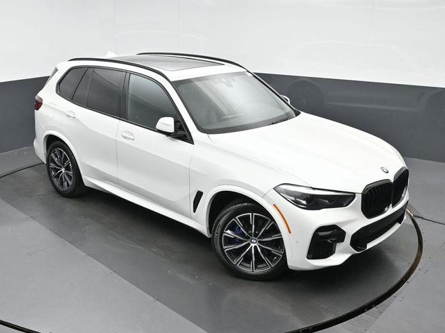 Photo of 2022 Mineral White Metallic BMW X5