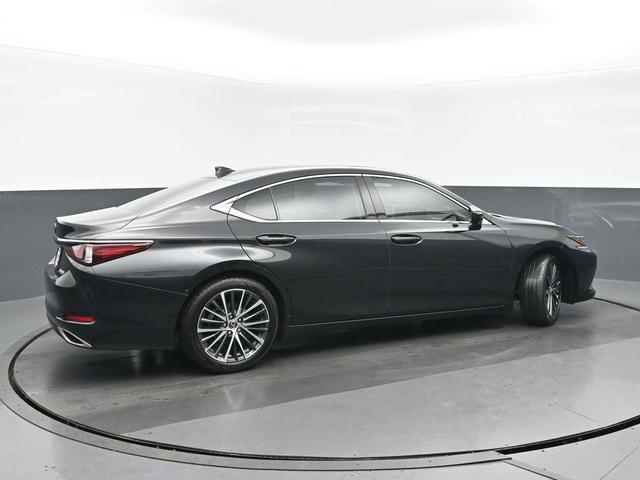 Photo of 2022 Black Lexus ES 350