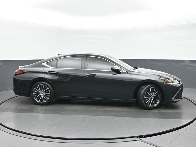 Photo of 2022 Black Lexus ES 350