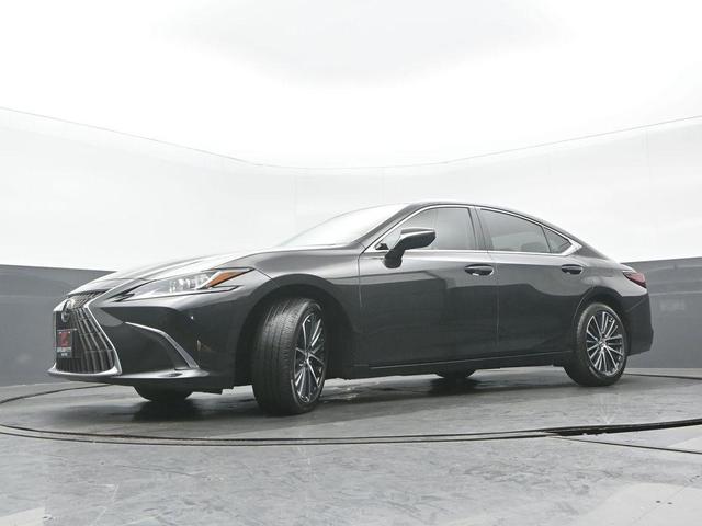 Photo of 2022 Black Lexus ES 350