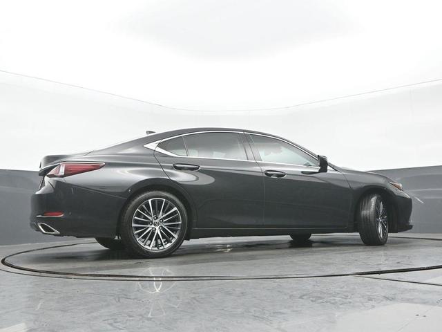 Photo of 2022 Black Lexus ES 350