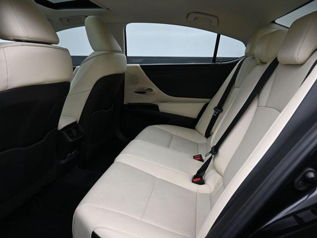 Photo of 2022 Black Lexus ES 350