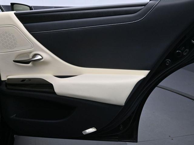 Photo of 2022 Black Lexus ES 350