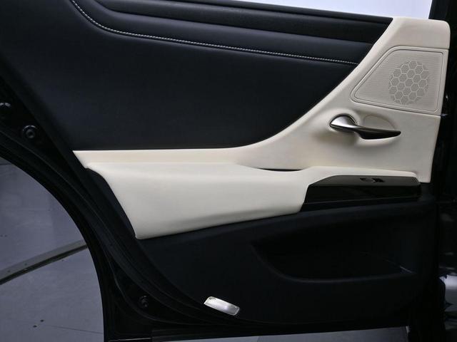 Photo of 2022 Black Lexus ES 350
