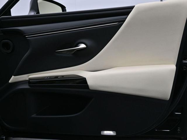 Photo of 2022 Black Lexus ES 350