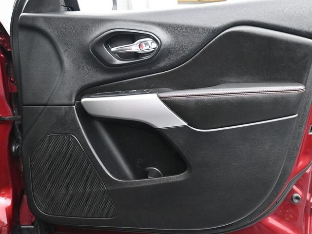 Photo of 2018 Velvet Red Pearlcoat Jeep Cherokee