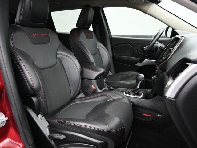 Photo of 2018 Velvet Red Pearlcoat Jeep Cherokee