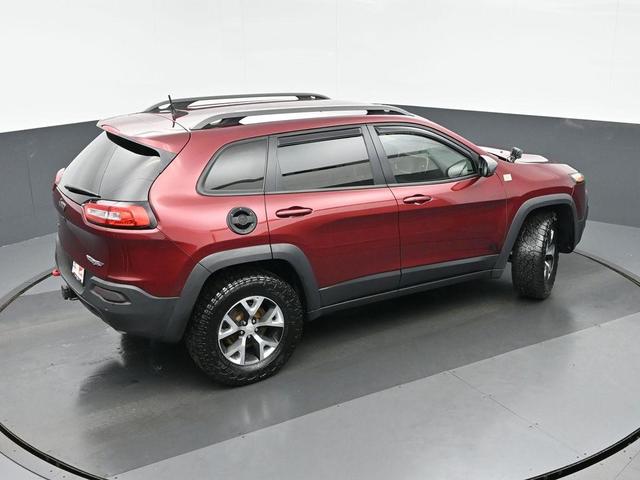 Photo of 2018 Velvet Red Pearlcoat Jeep Cherokee
