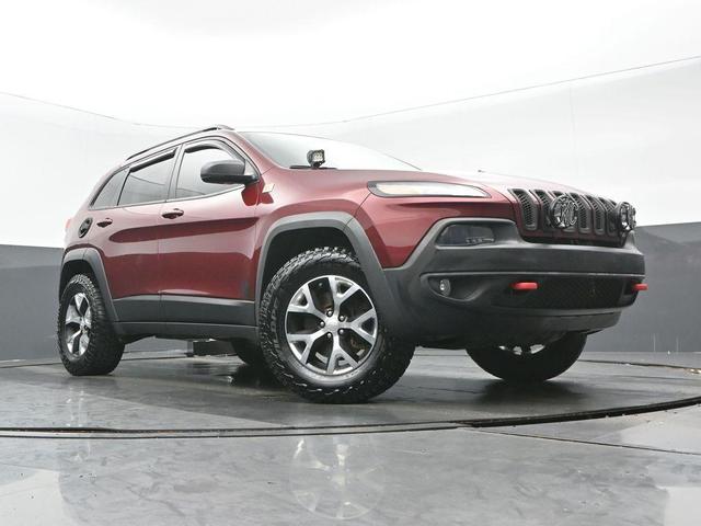 Photo of 2018 Velvet Red Pearlcoat Jeep Cherokee