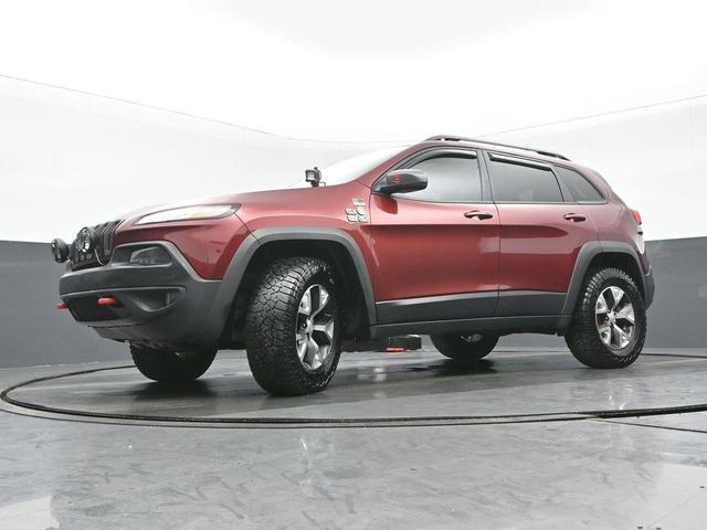 Photo of 2018 Velvet Red Pearlcoat Jeep Cherokee