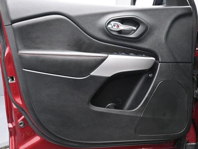 Photo of 2018 Velvet Red Pearlcoat Jeep Cherokee