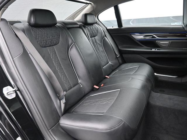 Photo of 2022 Black Sapphire Metallic BMW 750