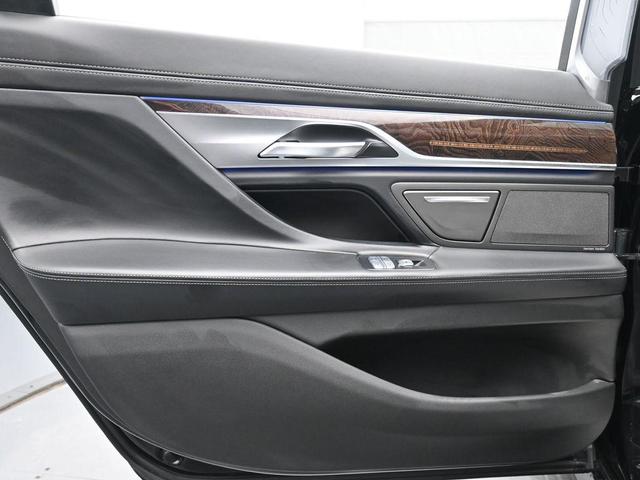 Photo of 2022 Black Sapphire Metallic BMW 750