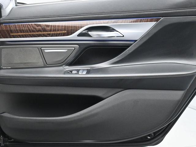 Photo of 2022 Black Sapphire Metallic BMW 750