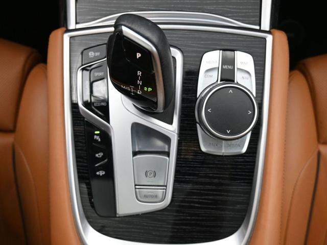 Photo of 2022 Carbon Black Metallic BMW 740
