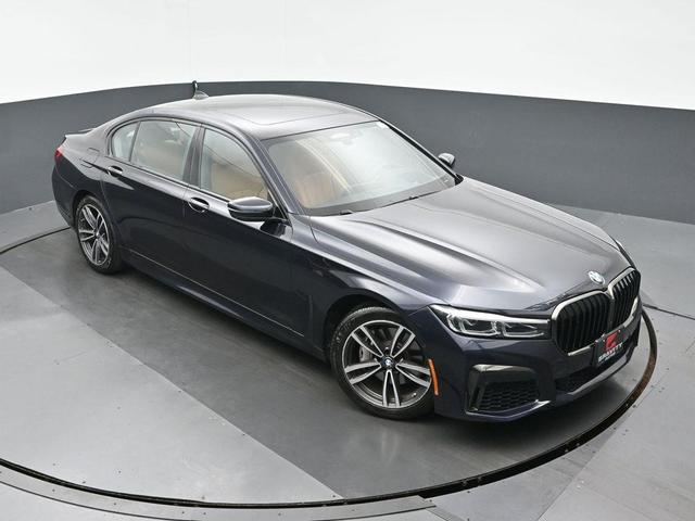 Photo of 2022 Carbon Black Metallic BMW 740