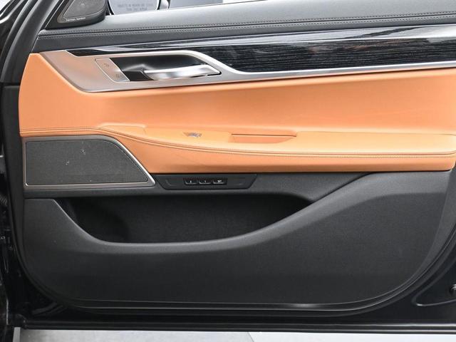 Photo of 2022 Carbon Black Metallic BMW 740