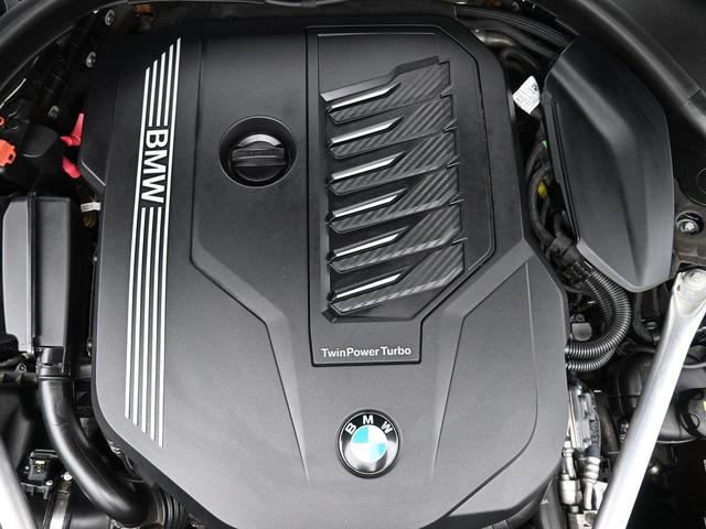 Photo of 2022 Carbon Black Metallic BMW 740