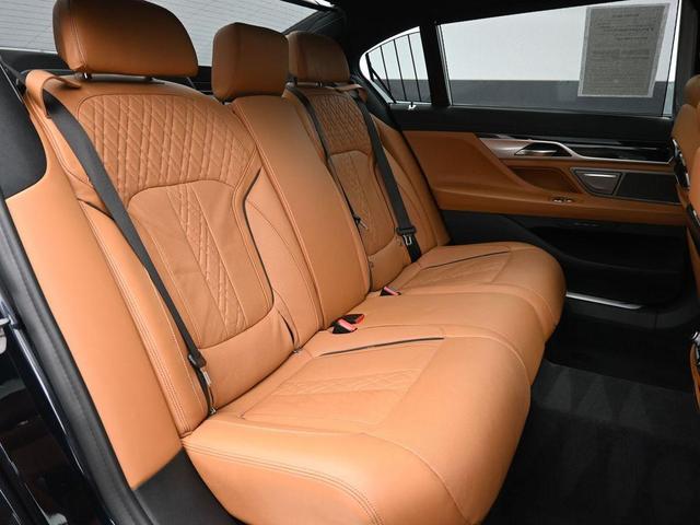 Photo of 2022 Carbon Black Metallic BMW 740