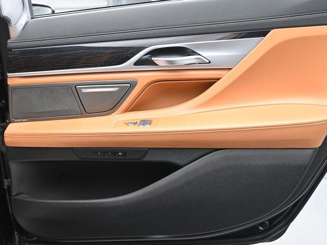 Photo of 2022 Carbon Black Metallic BMW 740