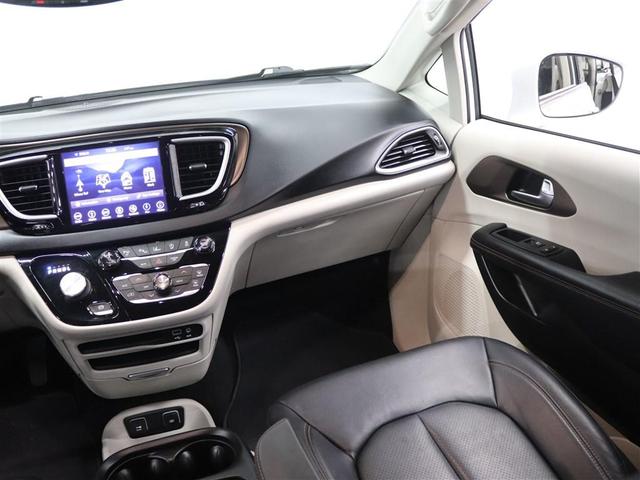Photo of 2019 Bright White Clearcoat Chrysler Pacifica