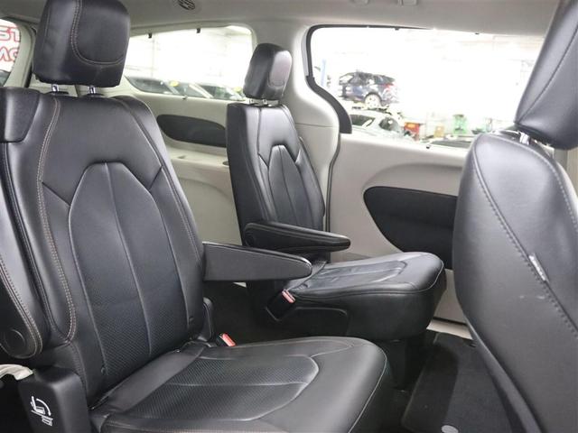 Photo of 2019 Bright White Clearcoat Chrysler Pacifica