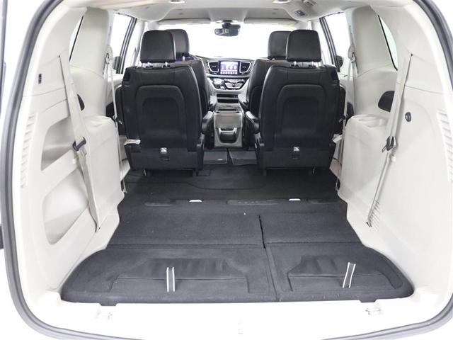 Photo of 2019 Bright White Clearcoat Chrysler Pacifica