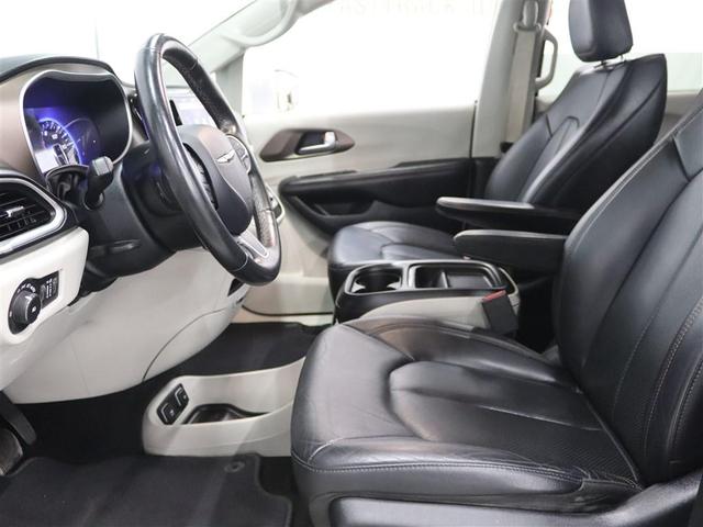 Photo of 2019 Bright White Clearcoat Chrysler Pacifica