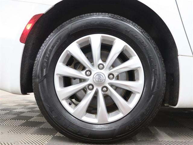 Photo of 2019 Bright White Clearcoat Chrysler Pacifica