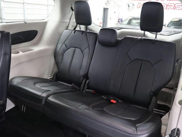 Photo of 2019 Bright White Clearcoat Chrysler Pacifica
