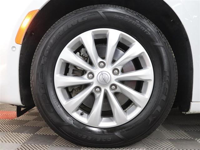 Photo of 2019 Bright White Clearcoat Chrysler Pacifica