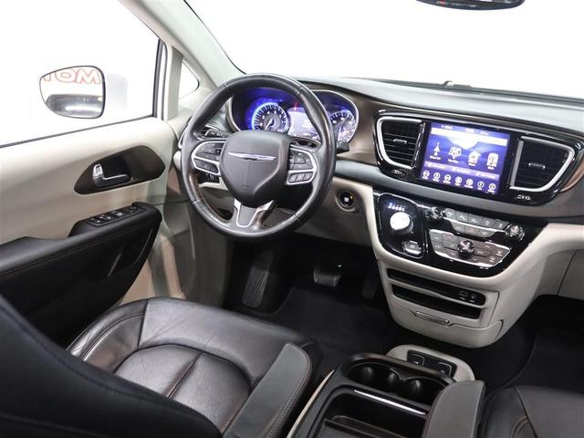 Photo of 2019 Bright White Clearcoat Chrysler Pacifica
