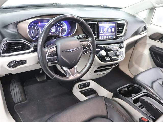 Photo of 2019 Bright White Clearcoat Chrysler Pacifica