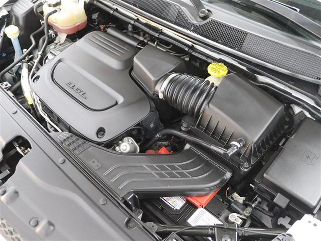 Photo of 2019 Bright White Clearcoat Chrysler Pacifica