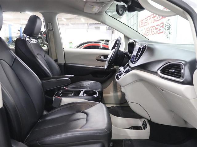 Photo of 2019 Bright White Clearcoat Chrysler Pacifica