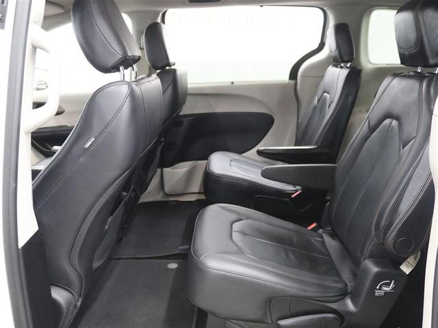 Photo of 2019 Bright White Clearcoat Chrysler Pacifica