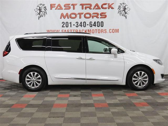Photo of 2019 Bright White Clearcoat Chrysler Pacifica
