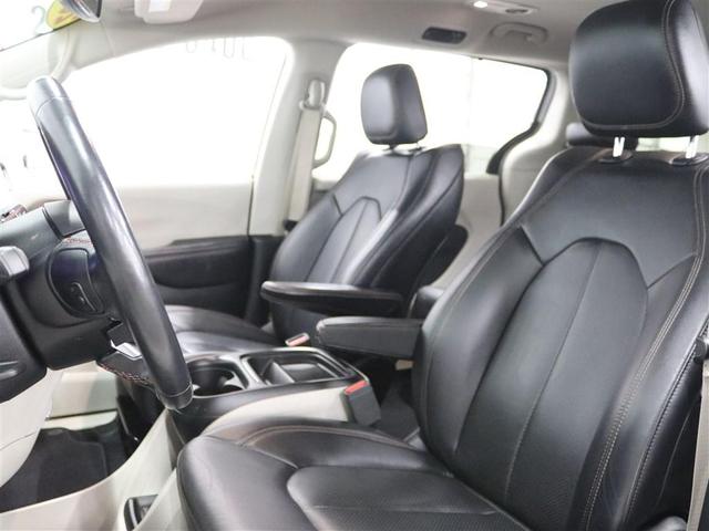 Photo of 2019 Bright White Clearcoat Chrysler Pacifica