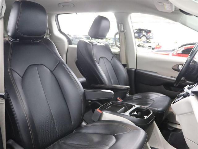 Photo of 2019 Bright White Clearcoat Chrysler Pacifica