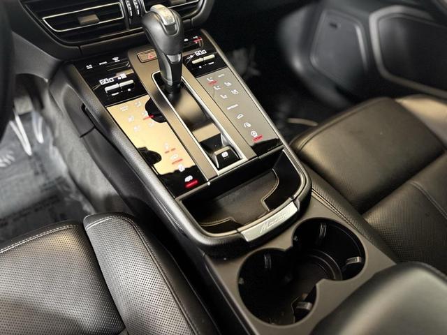 Photo of 2023 Gentian Blue Metallic Porsche Macan