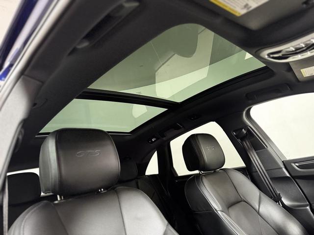 Photo of 2023 Gentian Blue Metallic Porsche Macan