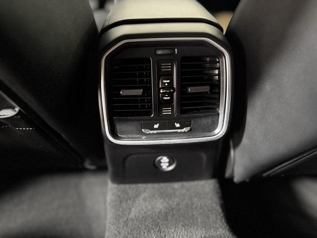 Photo of 2023 Gentian Blue Metallic Porsche Macan