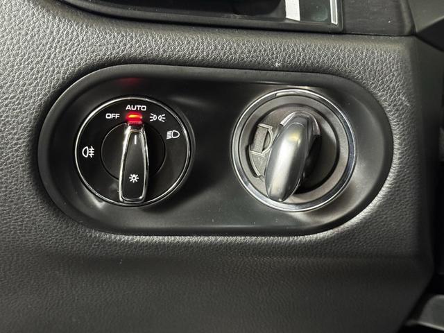 Photo of 2023 Gentian Blue Metallic Porsche Macan